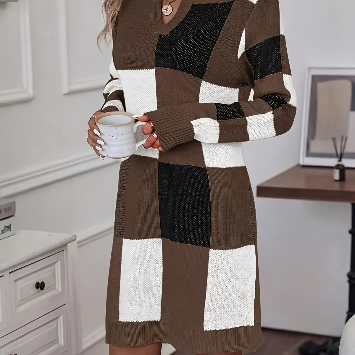 Elegant Knee-Length V-Neck Gingham Knit Dress